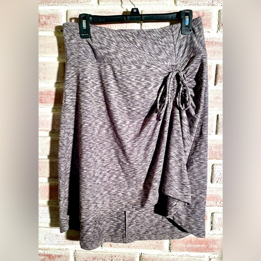 The North Face Cypress skirt with drawstring ruching in front. Size medium